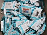 une boîte remplie de téléphones portables qui se trouvent dans la boîte