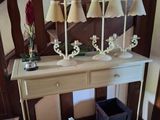 une photo d'une table sur laquelle sont posées plusieurs lampes