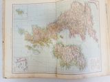 un vieux livre sur lequel figure une carte des îles britanniques