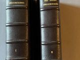 deux livres posés côte à côte sur une table
