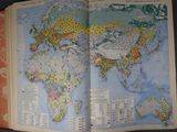 un livre ouvert sur lequel figure une carte du monde