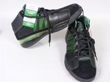une paire de chaussures noires ornées de rayures vertes