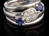 deux bagues ornées de saphirs et de diamants sur un fond noir
