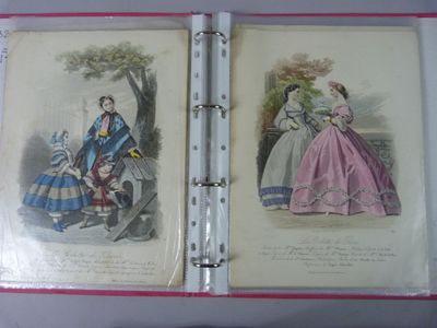 un livre ouvert dont deux pages montrent la photo d'une femme et d'un homme assis sur un banc