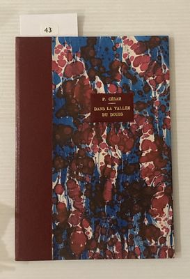 un livre rouge et bleu posé sur une surface blanche