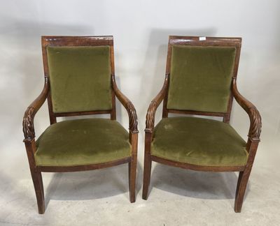 une paire de fauteuils recouverts de velours vert