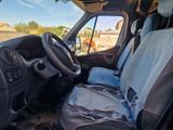 une voiture dans laquelle se trouve un sac sur la banquette arrière