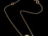 un collier plaqué or orné d'un motif circulaire sur une chaîne