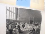 une vieille photo d'une fête de mariage dans une grande salle