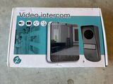 une image représentant une boîte contenant un interphone vidéo