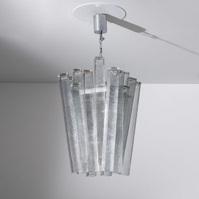 une photo d'un luminaire suspendu au plafond dans une pièce