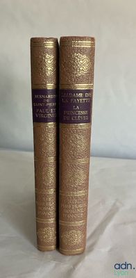 deux livres posés sur une table