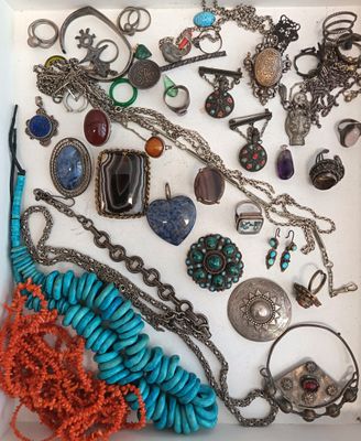de nombreux types de bijoux exposés dans une boîte blanche