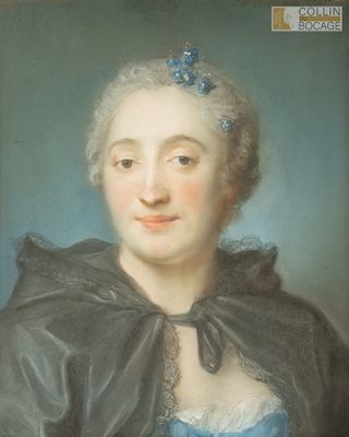portrait d'une femme en robe bleue, portant un châle noir