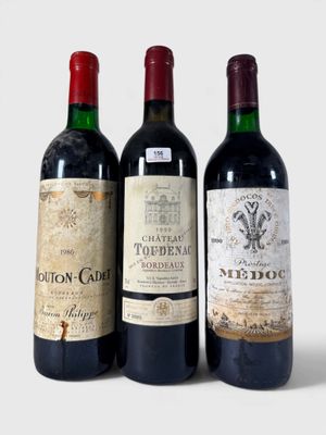 trois bouteilles de vin posées l'une à côté de l'autre sur une table