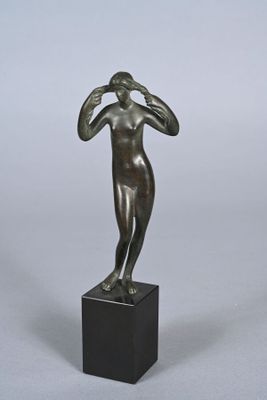 Femme nue se tenant les cheveux