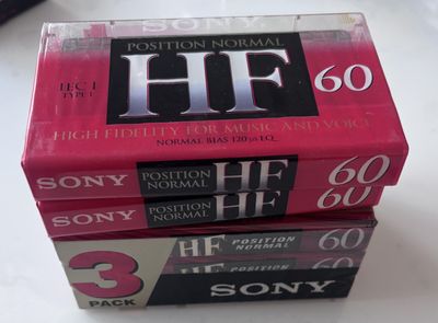 trois DVD empilés les uns sur les autres sur une table