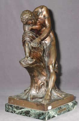statue en bronze représentant un homme et un enfant sur une souche d'arbre