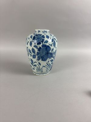 un vase bleu et blanc posé sur une table