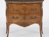 une commode ancienne avec un plateau en marbre