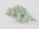 quelques cristaux verts sur une surface blanche sur une surface blanche