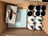 une boîte contenant un ordinateur portable, des tasses et d'autres objets