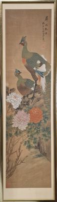 une photo d'un tableau représentant des oiseaux accroché au mur