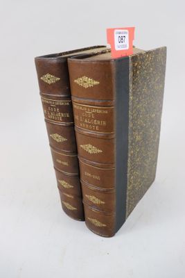 deux vieux livres posés l'un sur l'autre sur une surface blanche