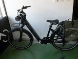 un vélo garé à côté d'un porte-vélos