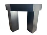 une photo d'une table en métal avec un plateau noir