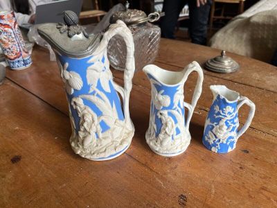 trois vases bleus et blancs posés sur une table en bois