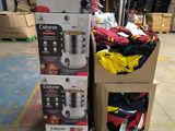 une pile de cartons sur laquelle sont posés divers objets