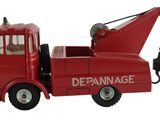 un camion jouet rouge équipé d'une grue