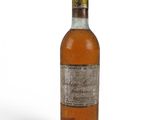 une bouteille de whisky posée sur une surface blanche