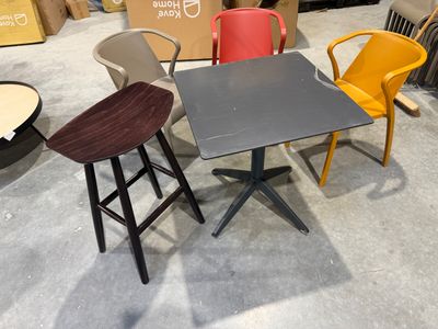 trois chaises et une table dans une pièce