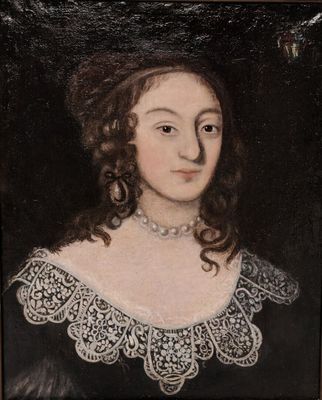 portrait d'une femme en robe noire avec un col en dentelle blanche