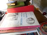 plusieurs livres empilés sur une table