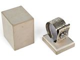 une bague posée sur une boîte