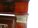 une horloge posée sur un meuble en bois
