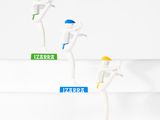 trois figurines posées sur une surface blanche