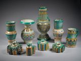 de nombreux vases différents posés sur une table