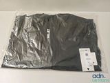 un sac en plastique sur lequel est représenté un t-shirt noir