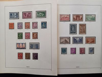 deux pages d'un livre, sur lesquelles figurent des timbres, posées sur une table
