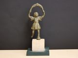 statue en bronze représentant une jeune fille tenant un cerceau, posée sur un socle en marbre