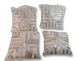 trois coussins en bois sont posés sur une surface blanche
