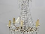 une image d'un lustre en cristal suspendu au plafond
