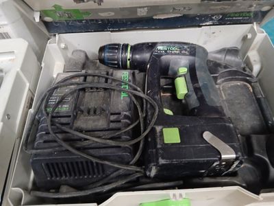une boîte contenant deux outils électriques