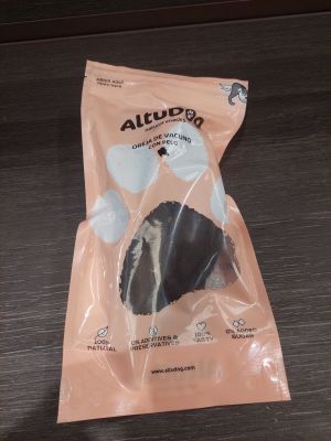 un sac de nourriture posé sur une table