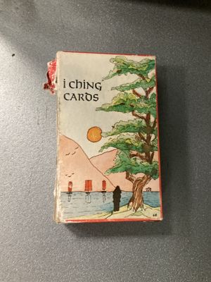 un livre sur lequel figure l'image d'un arbre