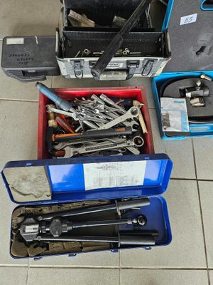beaucoup d'outils dans une mallette posée par terre